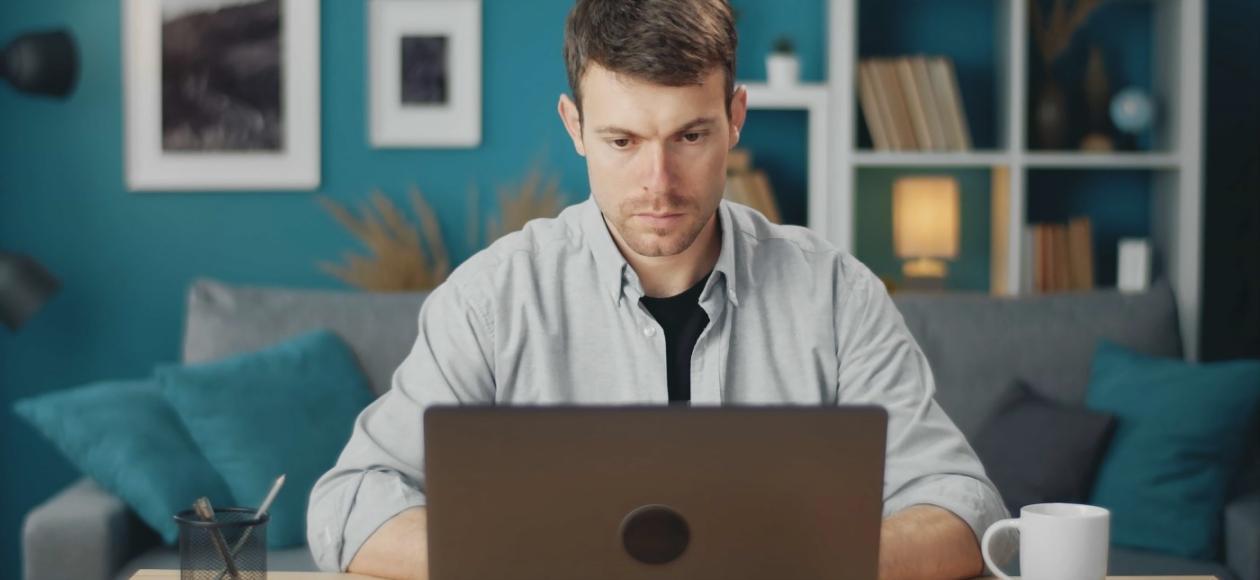 Personne hésitante devant un écran de formation en ligne